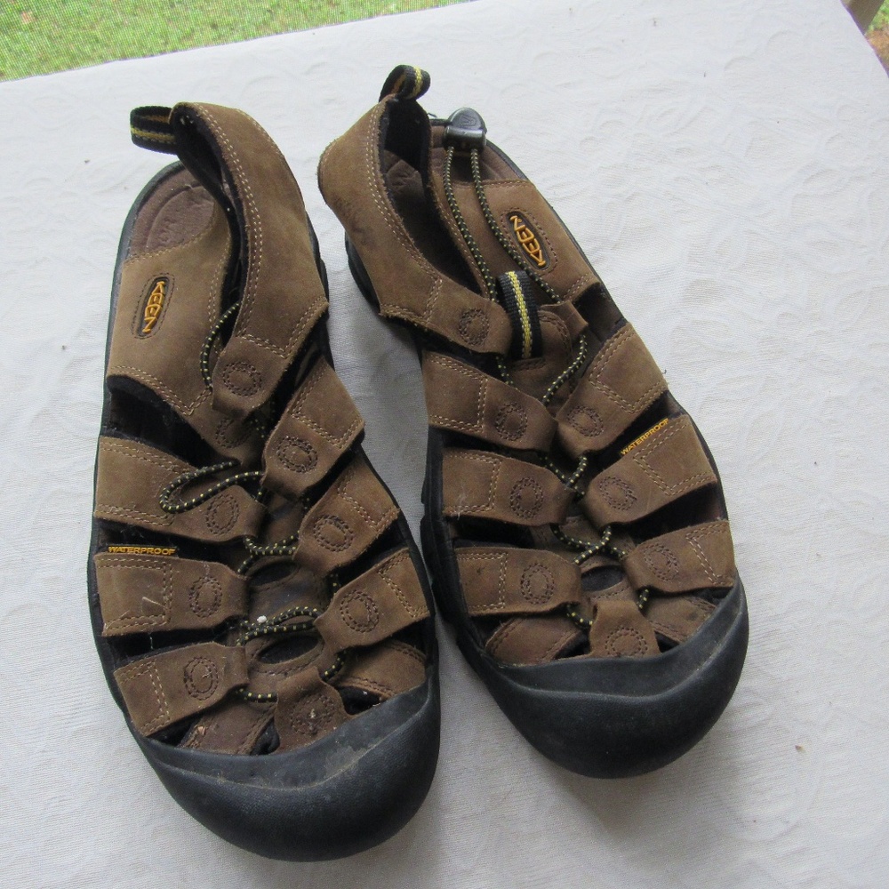 Keen Men's 10 M H2 Hiking Sandals Brown Closed Toe Waterproof Shoe Excellent